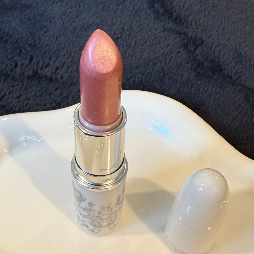 MAC Frost Lipstick SNOB APPEAL - Picture 4 of 5